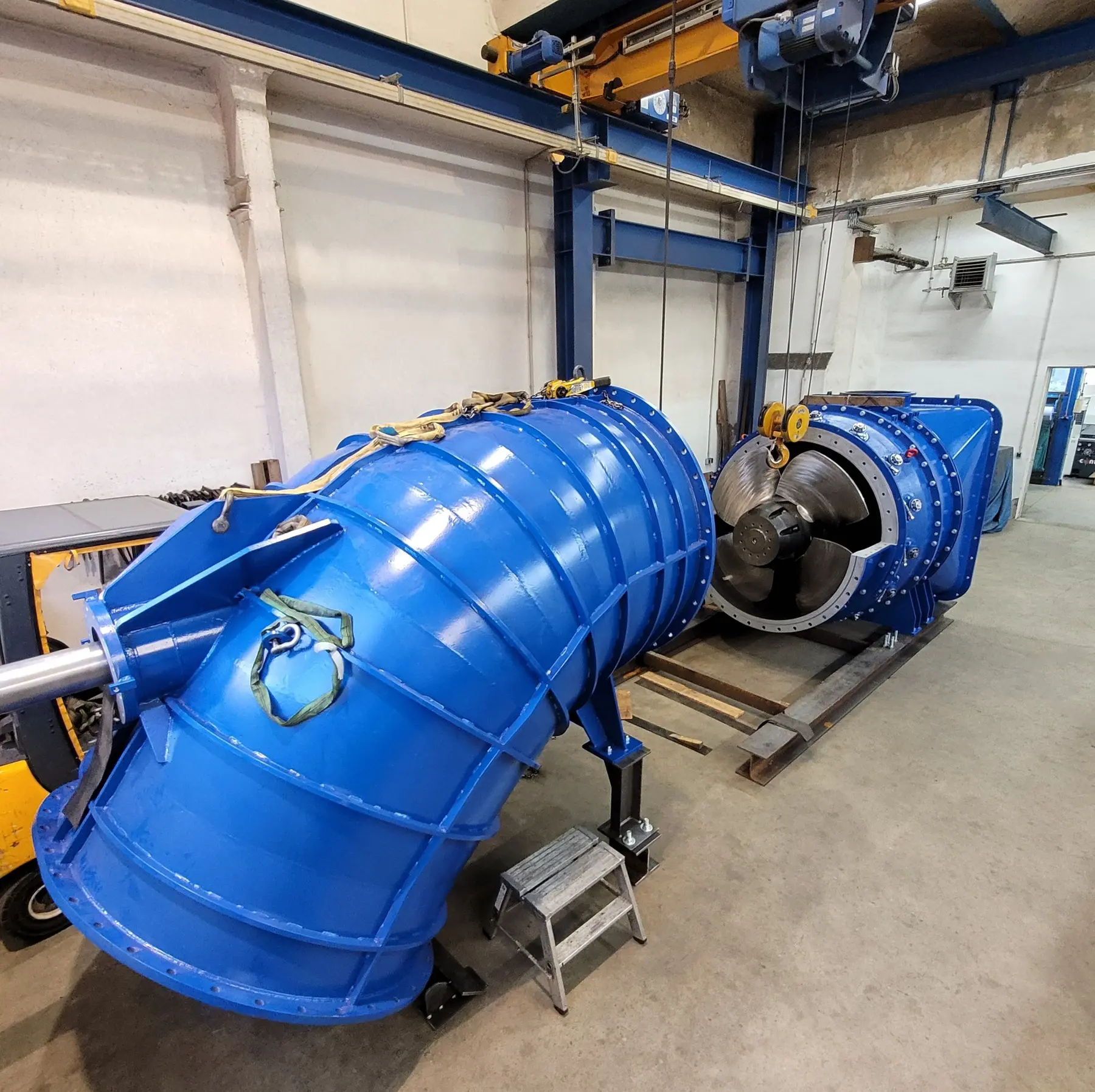 Endmontagehalle von WAS mit Turbine in der Montage