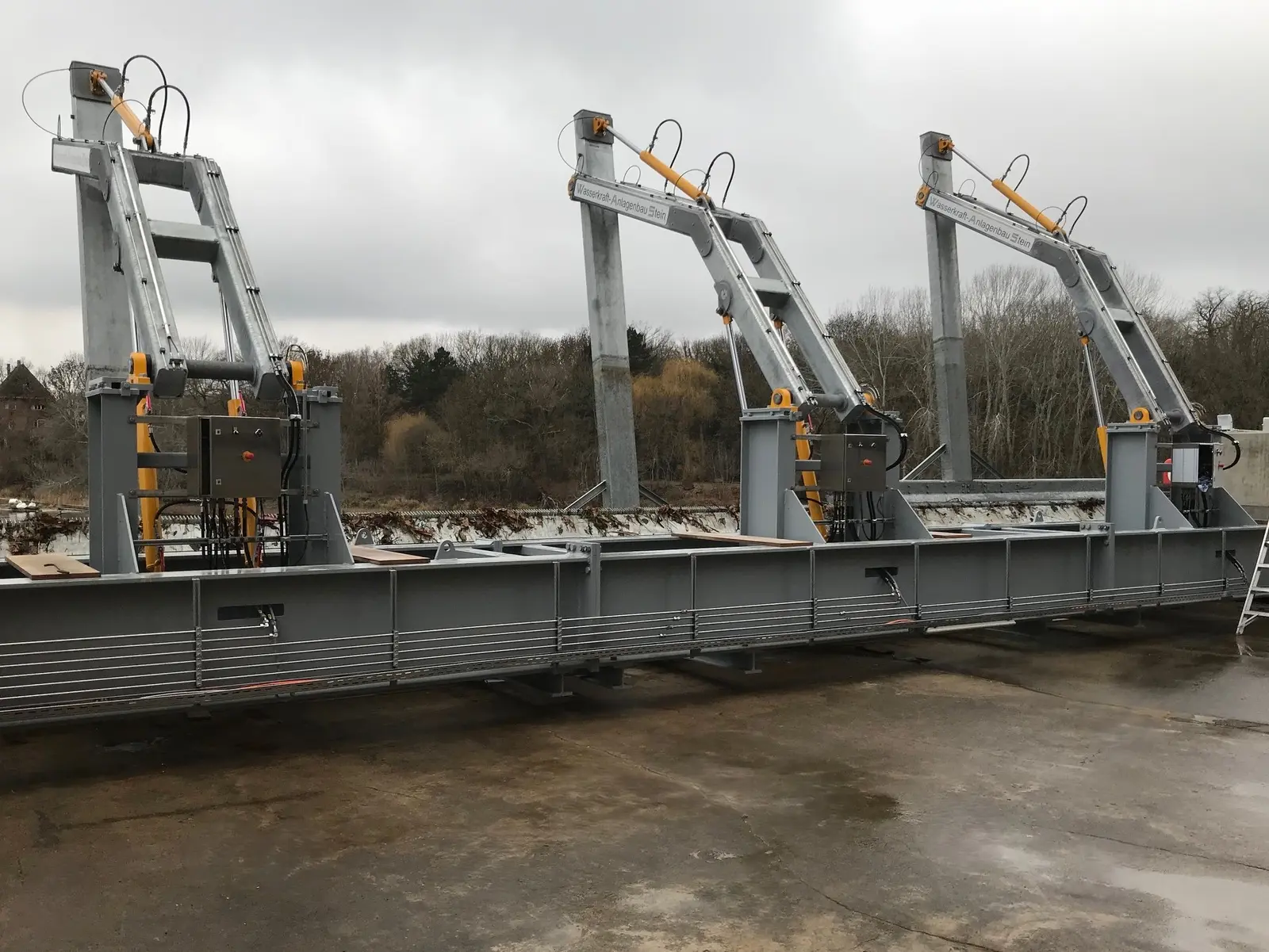 Neubau einer Rechenreinigungsanlage mit drei hydraulischen Rechenreinigern auf einem freitragenden Querträger