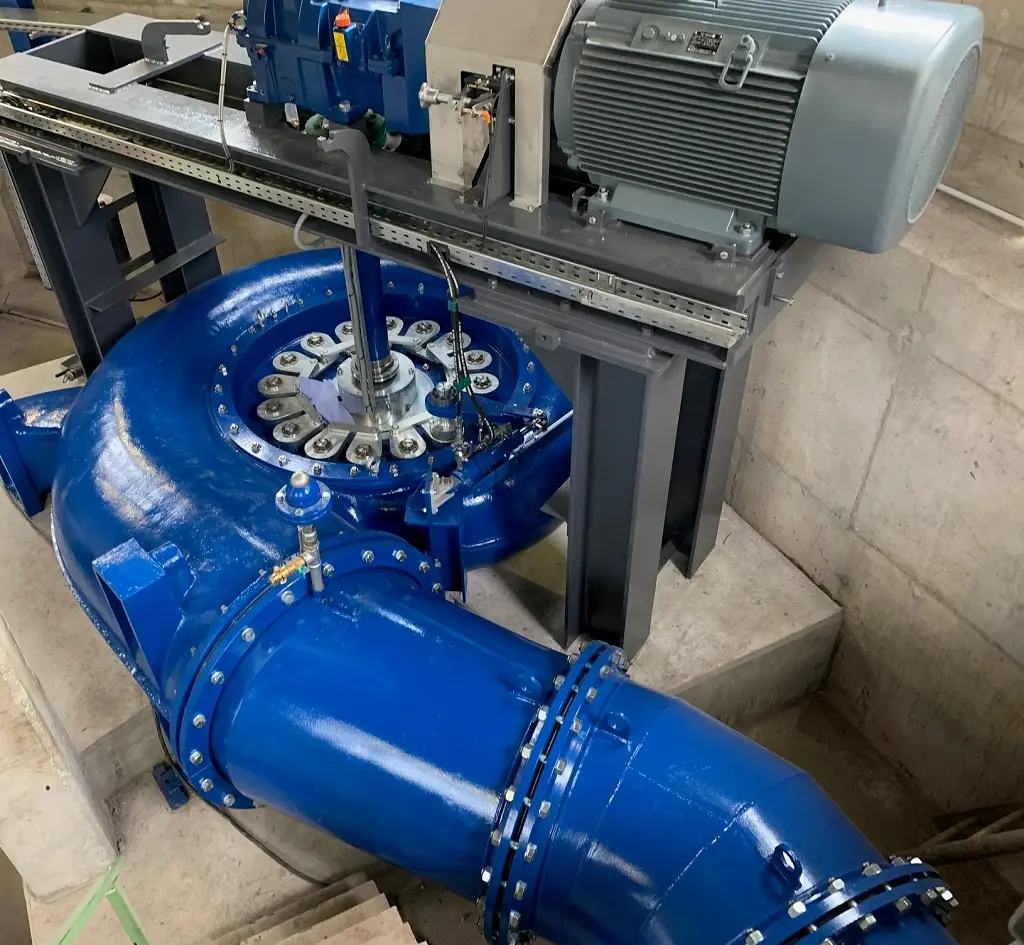 Überholte Francis-Spiralturbine mit vertikaler Welle und neuer Getriebe-Generator-Einheit
