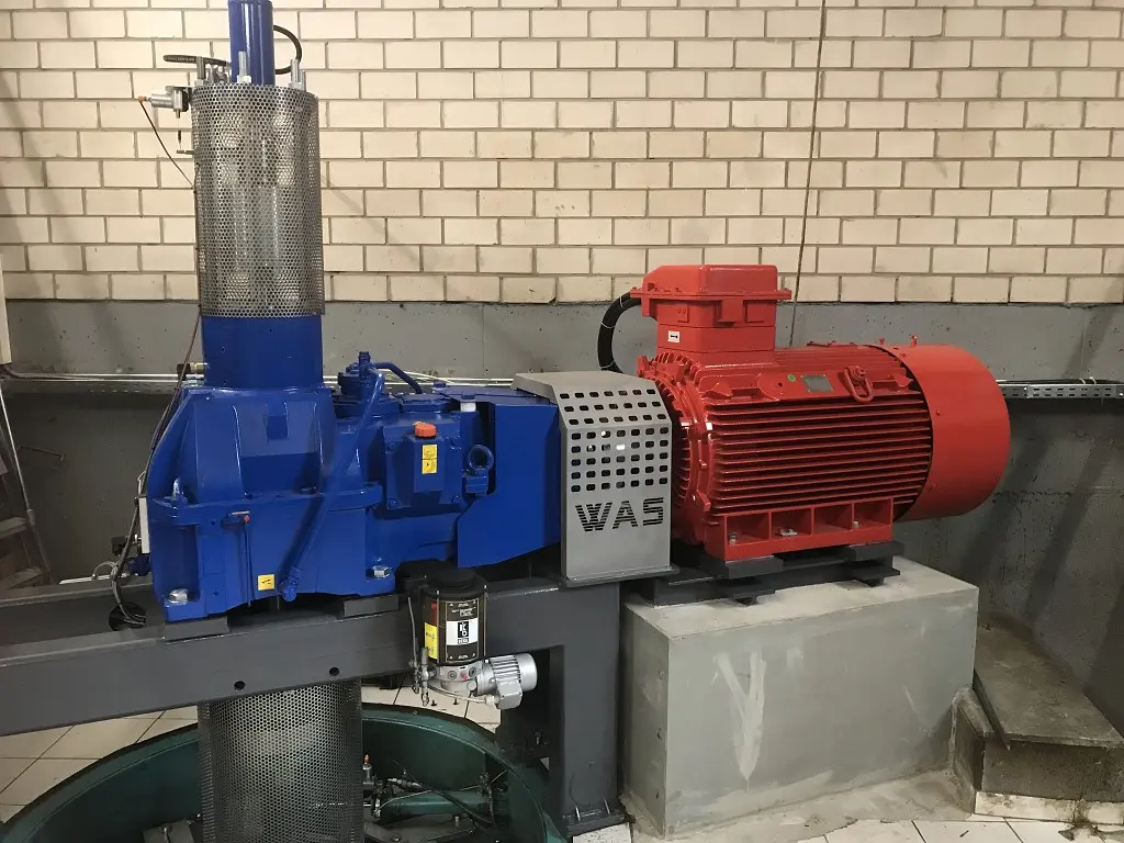 Umbau einer Kaplanturbine von Riemen- auf Getriebeantrieb mit neuer Laufschaufelverstelleinheit