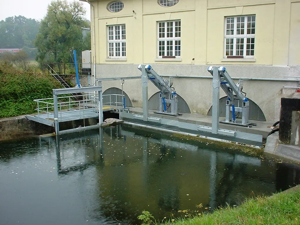 Komplett erneuerte Rechenanlage mit zwei Knickarm-Rechenreinigern und Freifluterschütz