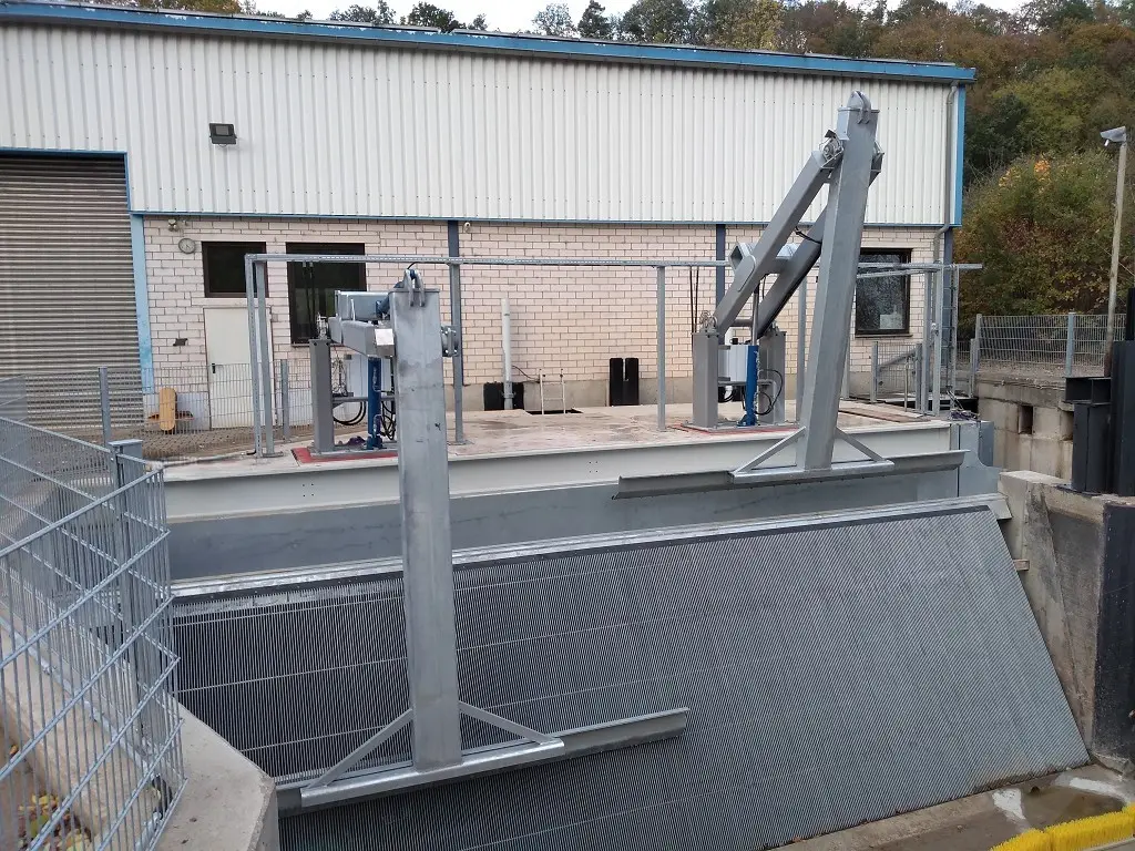 Neubau einer Rechenanlage mit hydraulischen Rechenreinigern, Spülrinne und Spülschütz