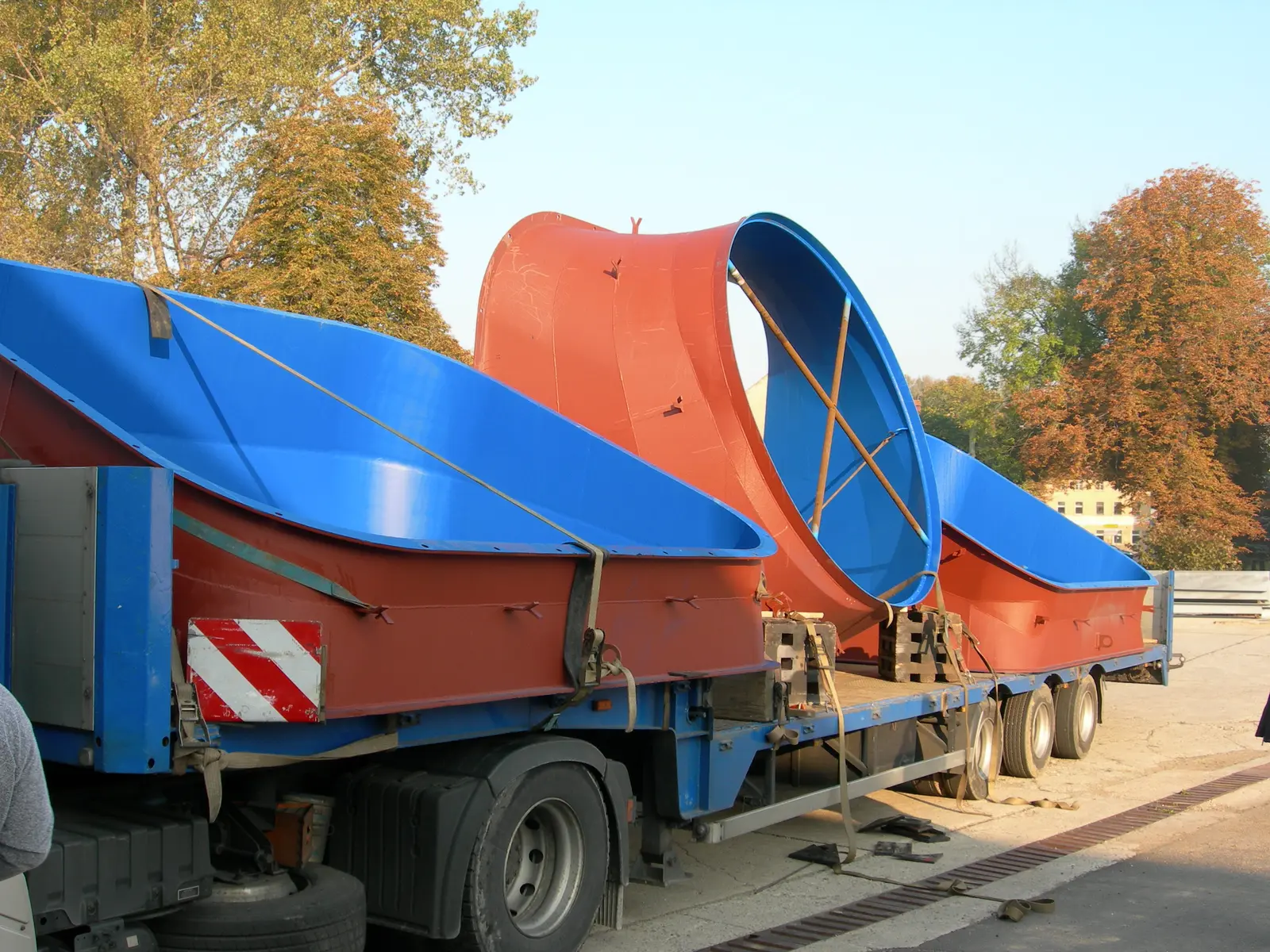 Neu gefertigte Saugrohrsegmente beim Abtransport vom Werksgelände