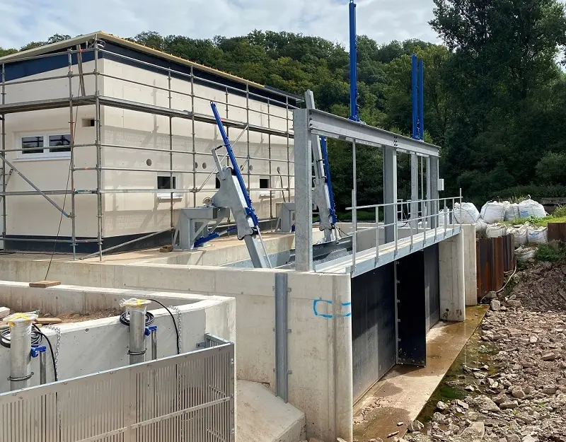 Stahlwasserbauliche Ausrüstung einer neu errichteten Wasserkraftanlage mit Rechenreinigern und Schütztafeln