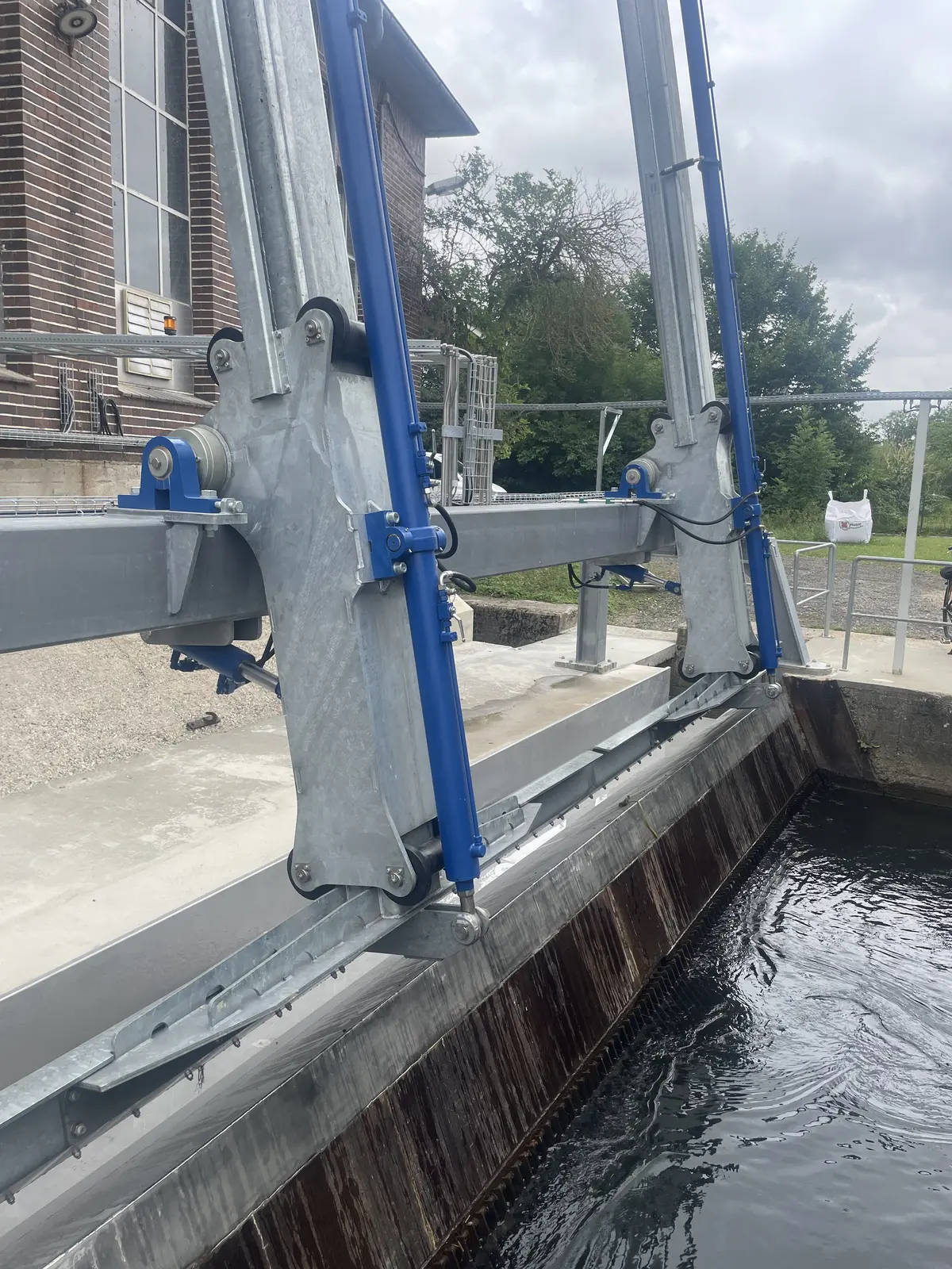 Zwei neue hydraulische Teleskop-Rechenreiniger auf freitragender Traverse