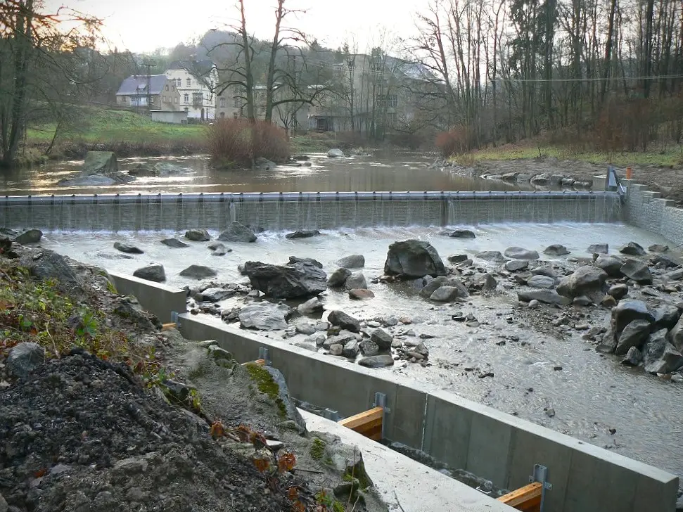 Neubau einer Wehranlage mit hydraulisch betätigter Wehrklappe und Fischaufstiegsanlage